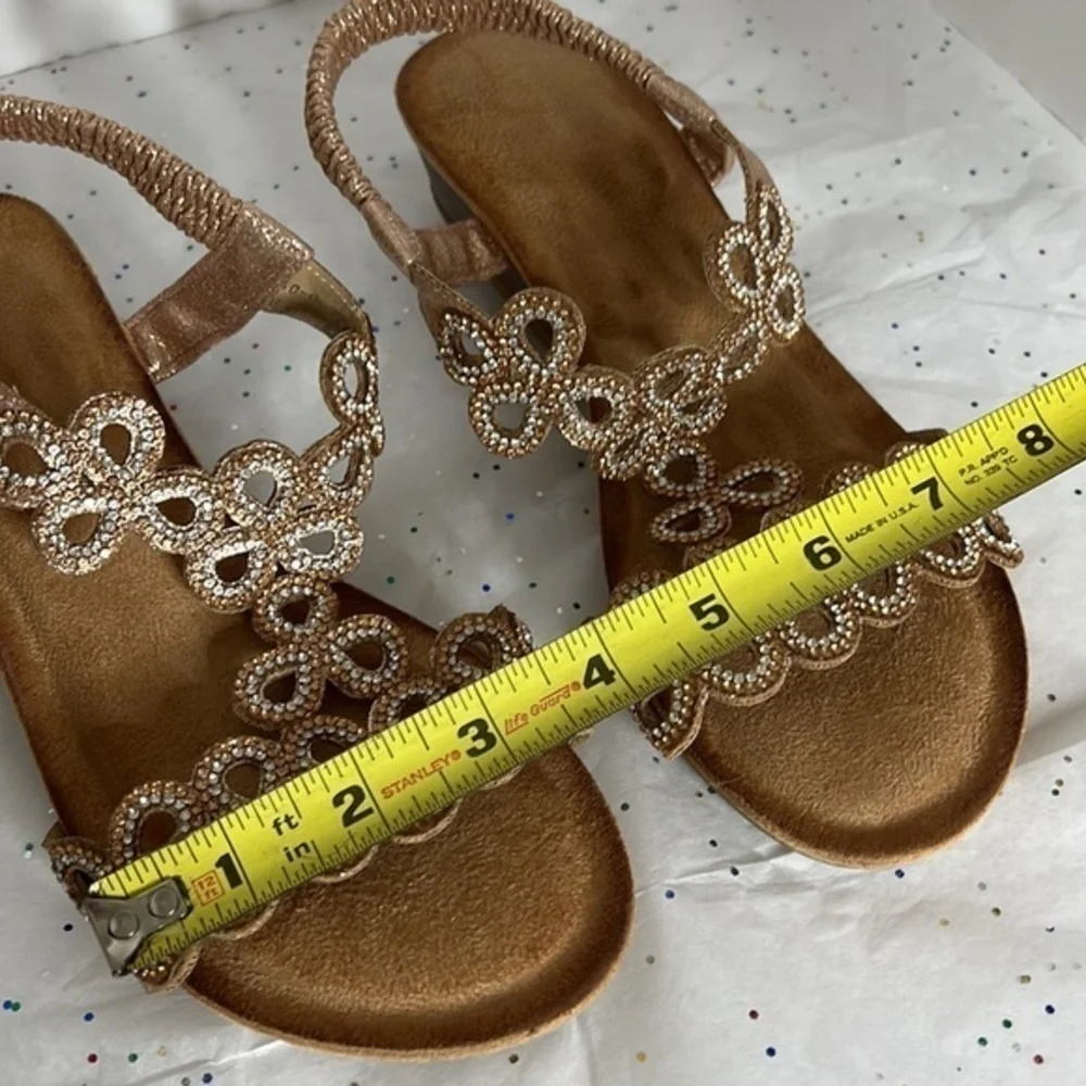 Woman’s Sandals - Picture 6 of 16